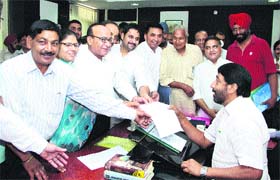 Congress councillors submit a memorandum to Mayor Sunil Jyoti seeking his resignation in Jalandhar on Thursday