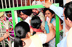 The STRE/EGS/AIE teachers enter into a tussle