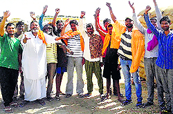Farmers and labourers protest tardy lifting of wheat bags in Ferozepur