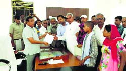 Dalits led by Rajat Kalsan submit a memorandum to DC ML Kaushik in Hisar on Saturday. Photo: Banshi Lal Basniwal
