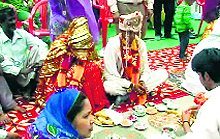 Members of the Anand Sewa Samiti with the newly wed couples at Geeta Bhawan Mandir, Kaithal, on Sunday
