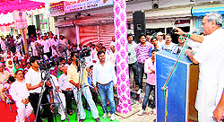 Former Union minister Venod Sharma addresses a public gathering in the middle of National Highway 10 in Rohtak on Sunday