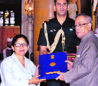 President Pranab Mukherjee confers the National Florence Nightingale Award-2014 on Sunita Sharma, Female Multipurpose Worker, PGIMER, at the Rashtrapati Bhavan, New Delhi, on Monday