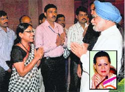 PM Manmohan Singh bids goodbye to the PMO staff in New Delhi on Tuesday (Sonia inset). PTI