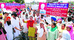 Family members and relatives of Bikramjit Singh stage a protest on Bhandari Bridge against the Police Department