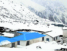 The area around the Kedarnath shrine covered with snow