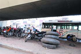 Vehicles parked under the elevated stretch
