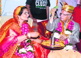 Never too late: Veteran Congress leader ND Tiwari (89) and Ujjwala Sharma, mother of his biological son Rohit Shekhar, perform marriage rituals in Lucknow