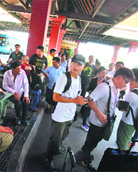 Chinese nationals with their belongings at the Bavet international checkpoint in Cambodia after leaving Vietnam on Thursday.