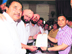 Capt Amarinder Singh receives the winners certificate