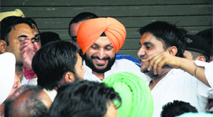 Congress leader Ravneet Bittu being congratulated by supporters after winning from Ludhiana.
