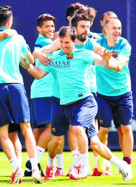 Barcelonas Andres Iniesta (R), Gerard Pique (2nd R) and Lionel Messi (3rd R) attend a training session. Barca must win, while Atletico need only a draw to claim La Liga title on Saturday.