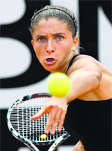 Sara Errani beat Li Na 6-3, 4-6, 6-2 on Friday.
