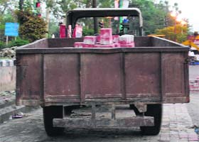 A tractor-trailer without light reflectors fixed on its rear end