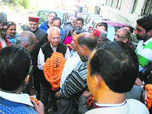 Shanta Kumar being welcomed at the BJP office in Shimla.