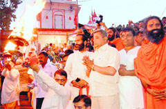 Ramdev performs the Ganga aarti at the sanctum sanctorum of  Brahamkund, Har-ki-Pauri, in Haridwar on Monday. A Tribune photograph