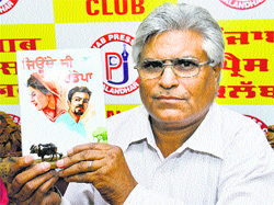 Meher Malik launches his book 'Jiunde Ji Randepaat the Press Club in Jalandhar.