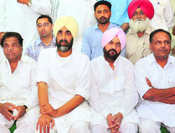 Manpreet Badal, PPP chief, with Congress and CPI leaders in Bathinda on Monday .