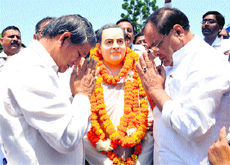 Chief Minister Harish Rawat and Congress leader Yashpal Arya pay tributes to Rajiv Gandhi on his death anniversary at Congress Bhavan in Dehradun on Wednesday. 