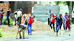 Protesters pelt cops with stones