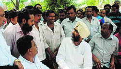 Manpreet Singh Badal meets the family of the deceased golgappa vendor Shashipal at the Civil Hospital in Bathinda on Thursday