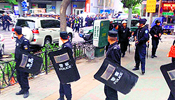 The riot police cordon off the site of blasts in Urumqi, Xinjiang Uyghur Autonomous Region, on Friday