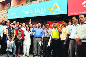 Members of the Uttranchal Bank Employees Union protest in support of their demands on Rajpur Road in Dehradun on Friday. 