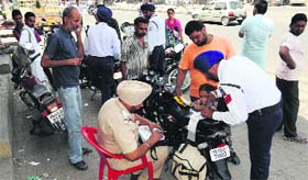 Traffic police challan vehicles near Fauji Chowk on Sunday.