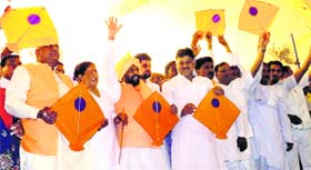 Gopal Kanda and senior Haryana Lokhit Party leader Jai Singh Bishnoi with the party symbol kite in Sirsa on Sunday