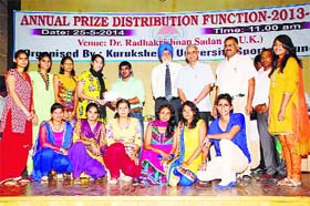 Sushil Kumar gives away prizes to the winning team at Kurukshetra University on Sunday