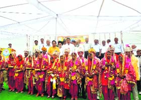 MLA Randeep Singh Surjewala and Baba Jatinder Singh Sodhi bless the married couples in Kaithal on Sunday