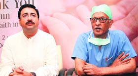 Gaurav Rekhi, general manager of Max Hospital, and (right) Dr (Prof) AK Singh at a press conference in Dehradun on Monday.