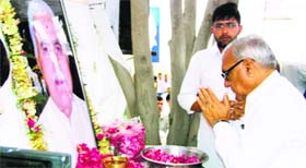 Chief Minister Bhupinder Singh Hooda pays floral tribute to Dheerpal Singh at Badli village in Jhajjar on Monday.