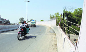 While taking a turn, drivers often ram vehicles into safety grills on the elevated road in Ludhiana.