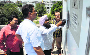 MC officials seal the towers at Rani Jhansi Road in Ludhiana. 