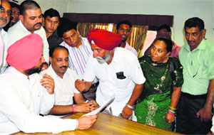 Newly elected MP Ravneet Singh Bittu interacts with the public at Circuit House in Ludhiana on Monday.