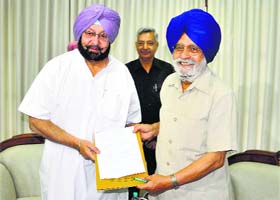 Capt Amarinder Singh hands over his resignation as MLA to Speaker Charanjit S Atwal in Chandigarh on Monday