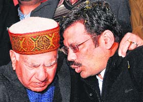 BJP state chief Kamal Sharma (R) with Punjab in charge Shanta Kumar