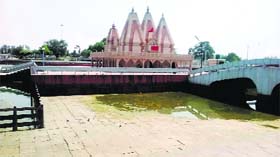 An almost dry ghat of the Brahmasarovar in Kurukshetra