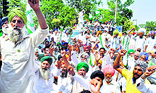 Members of the Bharatiya Kisan Union (Ekta-Dakaunda) stage a dharna in Patiala on Wednesday