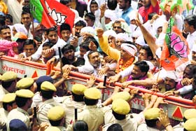 Policemen stop BJP Kisan Morcha workers on their way to the Chief Ministers house in Rohtak on Friday, demanding bonus on wheat