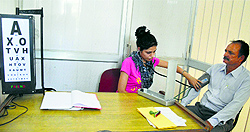 A medical officer examines an applicant for learners licence in Ludhiana