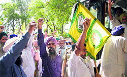 Farmers shout slogans against the police inaction