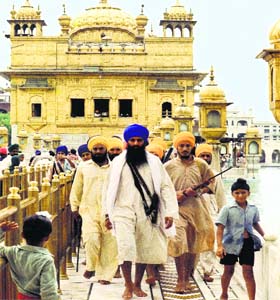 Jarnail Singh Bhindranwale in front of Harmandar Sahib sometime before the Operation