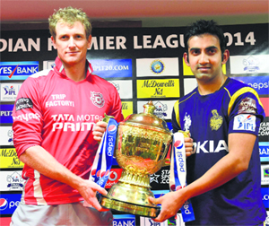 Kolkata Knight Riders skipper Gautam Gambhir and Kings XI Punjab skipper George Bailey pose with the IPL trophy on the eve of the final at Chinnaswamy stadium on Saturday
