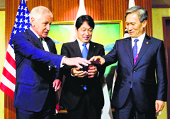 US Defence Secretary Chuck Hagel (L) South Korean Defence Minister Kim Kwan-jin (R) and Japanese Defence Minister Itsunori Onodera prior to the start of meeting in Singapore.