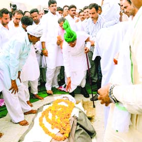 Former Chief Minister Om Prakash Chautala at the cremation of his younger brother Pratap Singh Chautala at Chautala in Sirsa on Monday