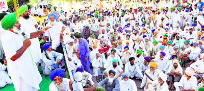Bharatiya Kisan Union (Dakaunda) activists outside minister Surjit Rakhras house in Patiala on Monday.