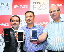 Gionee Mobiles director Arvind R Vohra (centre) along with other officials at the launch of companys smartphones in Shimla on Wednesday.