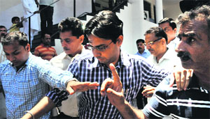 Deceased Vinod Kumars son (centre) and relatives at the GMSH, Sector 16, Chandigarh, on Wednesday. They had a minor scuffle with photojournalists.